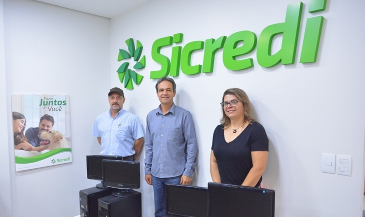 Sicredi entrega computadores para oficina de informática do Projeto Mirim.