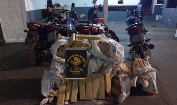 Maracaju: Três motocicletas carregadas com 280 quilos de maconha foram apreendidas pelo DOF.