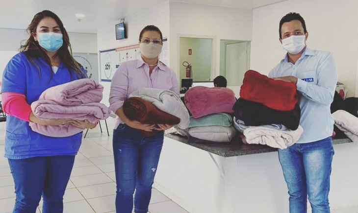 Através da Secretaria de Assistência Social, Primeira-Dama Meire Calderan entrega cobertores para colaboradores do período noturno do Hospital.