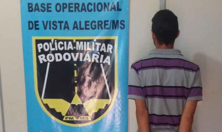Polícia Rodoviária de Vista Alegre prende homem portando 25 quilos de droga.