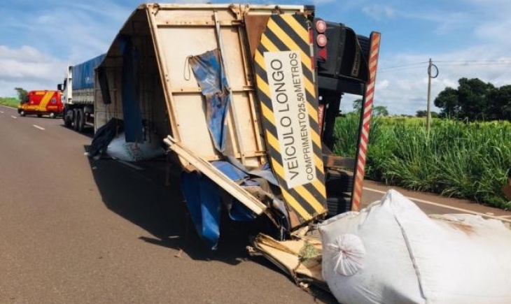 Bataguassu: Motorista desvia de veículo, mas tomba carreta com fertilizantes na BR-267