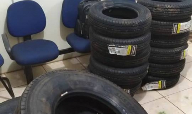 Polícia Rodoviária de Vista Alegre apreende carga de pneus contrabandeados. Saiba mais