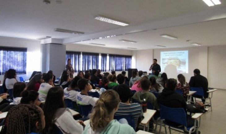 Escola do Sesi de Maracaju realiza palestra sobre abuso, exploração e violência contra crianças e adolescentes
