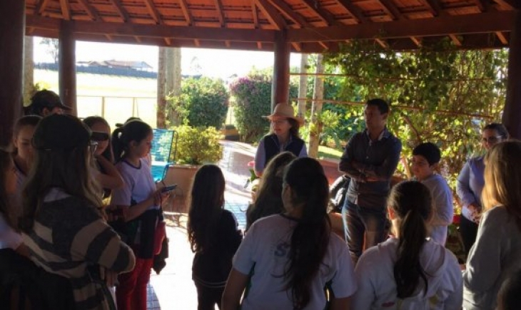 Alunos da Escola do Sesi de Maracaju têm aula de campo na Fazenda Água Tirada