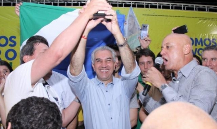 Em festa da vitória, Reinaldo diz que terá compromisso redobrado com MS