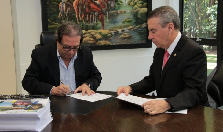 Paulo Corrêa entrega Balanço Geral do Estado ao presidente do Tribunal de Contas