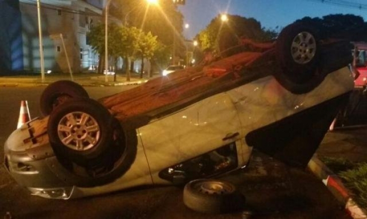 Campo Grande: Picape capota ao ser atingida por veículo em cruzamento da Joaquim Murtinho