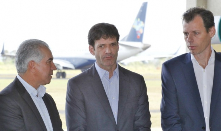 Reinaldo Azambuja entrega obra de restauração da pista do aeroporto de Bonito