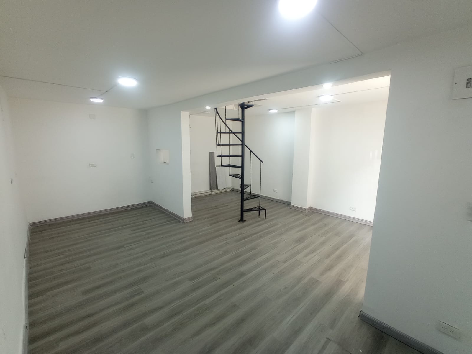 CONQUISTADORES, MEDELLÍN - LOAR01023