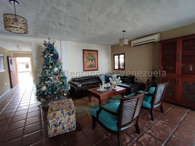 Casa en venta ubicada en el Trigal Norte Valencia Carabobo Venezuela 24-13394 Eloisa