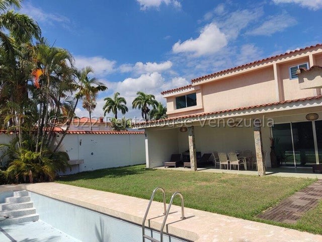 Casa en venta ubicada en Altos de Guataparo Country Club Valencia Carabobo  Venezuela Cod 24-14026