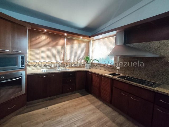 Casa en venta ubicada en Altos de Guataparo Country Club Valencia Carabobo  Venezuela Cod 24-14026