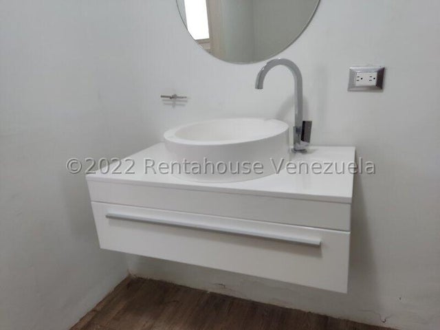 Casa en venta ubicada en Altos de Guataparo Country Club Valencia Carabobo  Venezuela Cod 24-14026