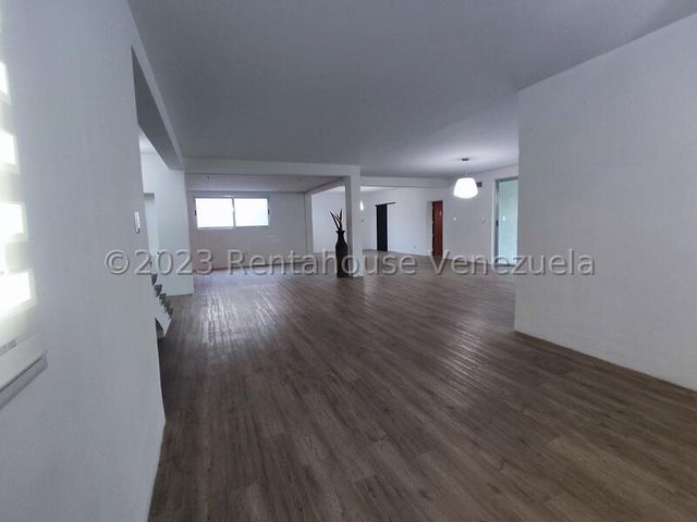 Casa en venta ubicada en Altos de Guataparo Country Club Valencia Carabobo  Venezuela Cod 24-14026