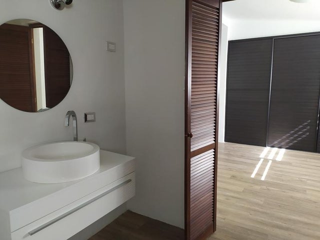 Casa en venta ubicada en Altos de Guataparo Country Club Valencia Carabobo  Venezuela Cod 24-14026