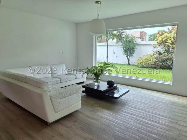 Casa en venta ubicada en Altos de Guataparo Country Club Valencia Carabobo  Venezuela Cod 24-14026