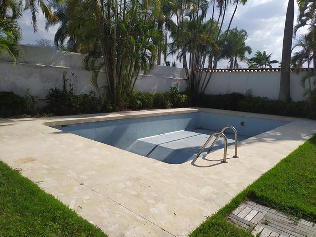 Casa en venta ubicada en Altos de Guataparo Country Club Valencia Carabobo  Venezuela Cod 24-14026