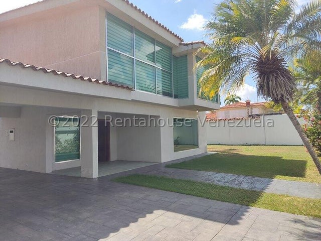 Casa en venta ubicada en Altos de Guataparo Country Club Valencia Carabobo  Venezuela Cod 24-14026