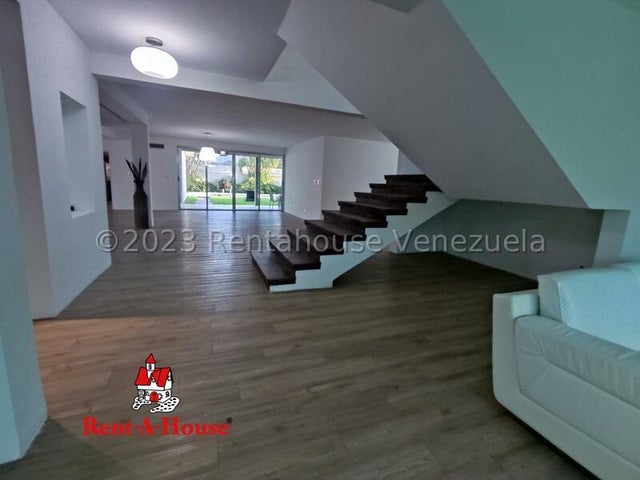 Casa en venta ubicada en Altos de Guataparo Country Club Valencia Carabobo  Venezuela Cod 24-14026