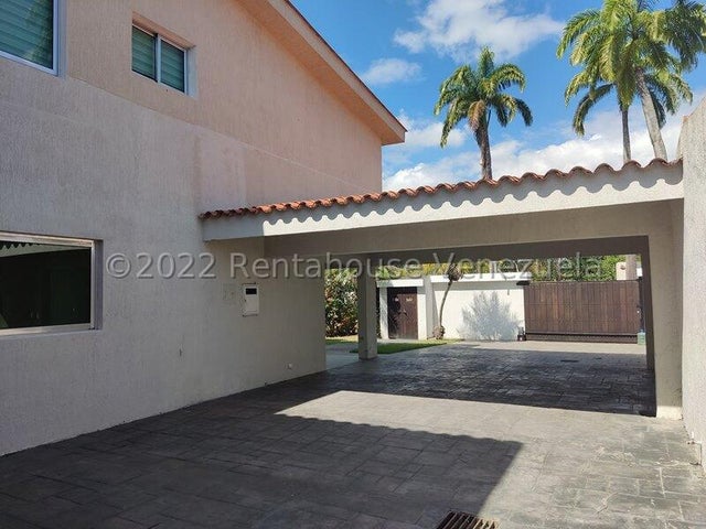 Casa en venta ubicada en Altos de Guataparo Country Club Valencia Carabobo  Venezuela Cod 24-14026