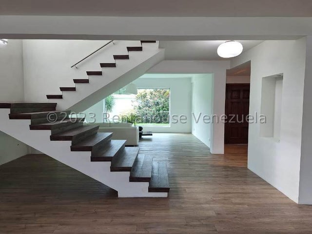 Casa en venta ubicada en Altos de Guataparo Country Club Valencia Carabobo  Venezuela Cod 24-14026