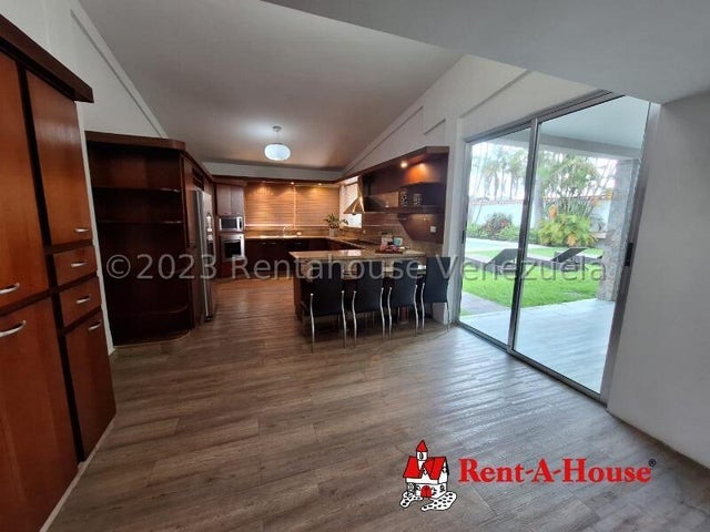 Casa en venta ubicada en Altos de Guataparo Country Club Valencia Carabobo  Venezuela Cod 24-14026