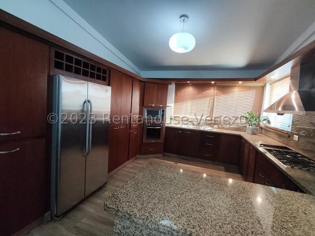 Casa en venta ubicada en Altos de Guataparo Country Club Valencia Carabobo  Venezuela Cod 24-14026