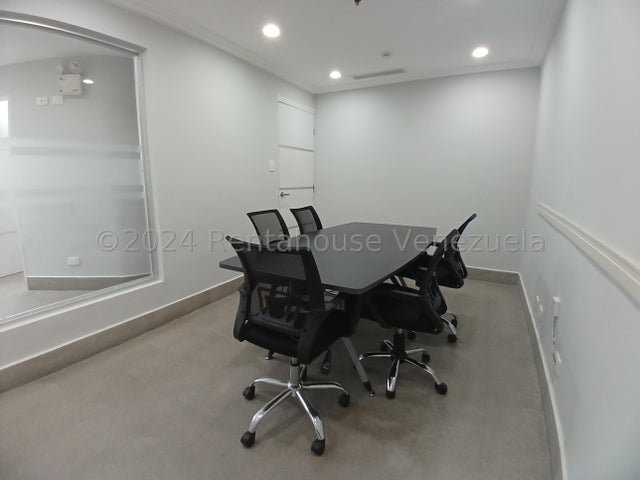 Hermosa Oficina en Alquiler en La Trigaleña Valencia Carabobo 2426278 P