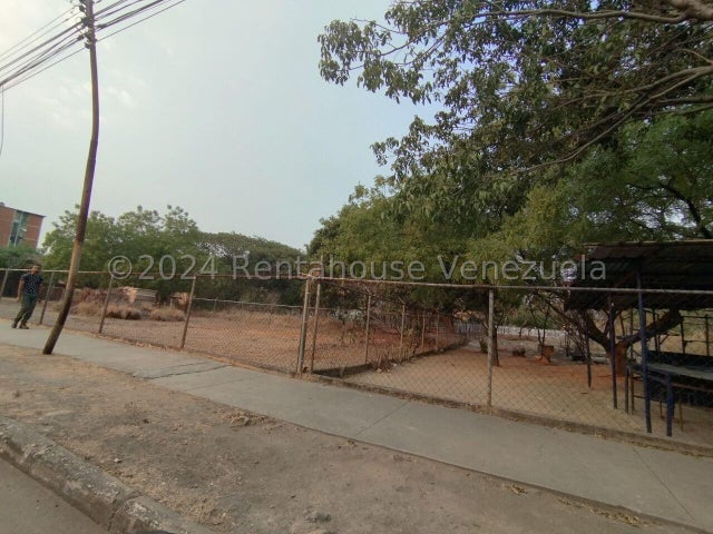 26-3671 Terreno en Venta Uso Residencial o Comercial Paraparal 