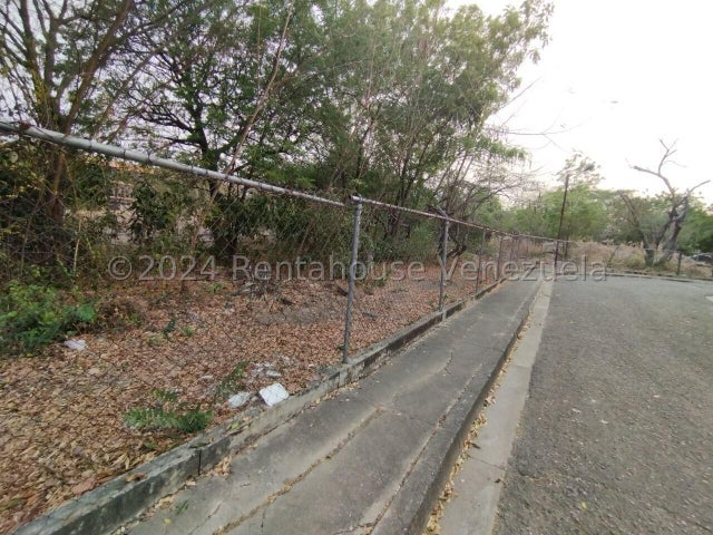26-3671 Terreno en Venta Uso Residencial o Comercial Paraparal 