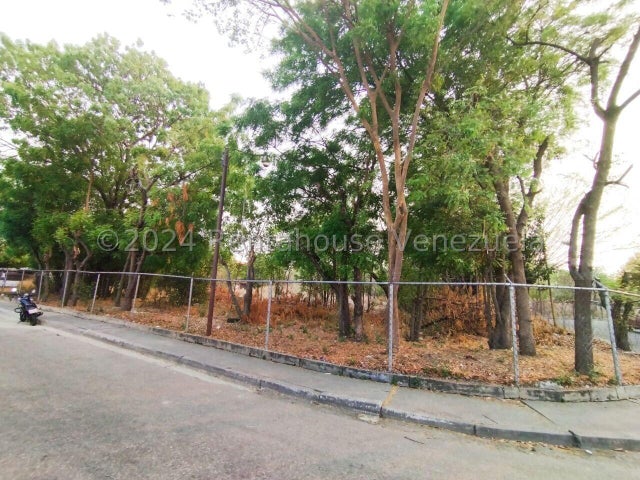 26-3671 Terreno en Venta Uso Residencial o Comercial Paraparal 
