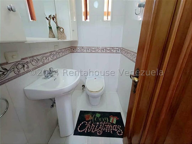 CASA EN VENTA URBANIZACION EL CASTAÑO MARACAY ESTADO ARAGUA MLS 25-2902. EJGP