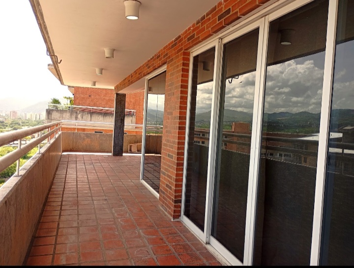 VENDO ELEGANTE PENTHOUSE EN GUATIRE