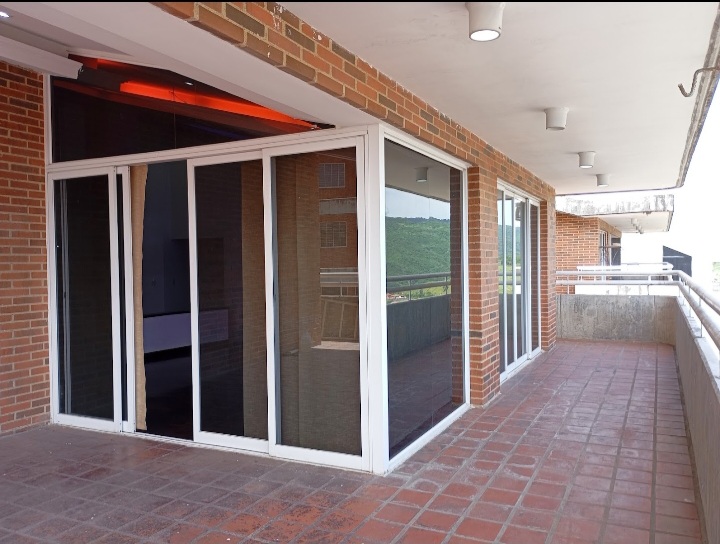 VENDO ELEGANTE PENTHOUSE EN GUATIRE