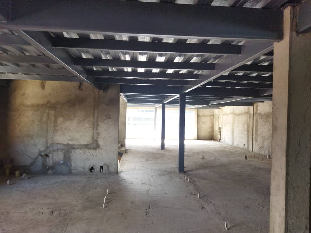 Moderno Edificio en Obra Gris VALERA
