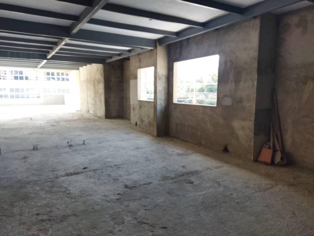 Moderno Edificio en Obra Gris VALERA