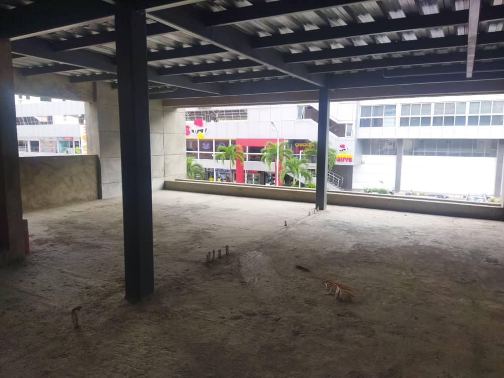 Moderno Edificio en Obra Gris VALERA