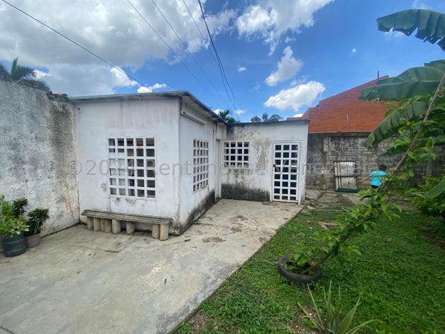 25-3527 Terreno de 700 Mts. con bienhechuría de casa para remodelar Mañongo 