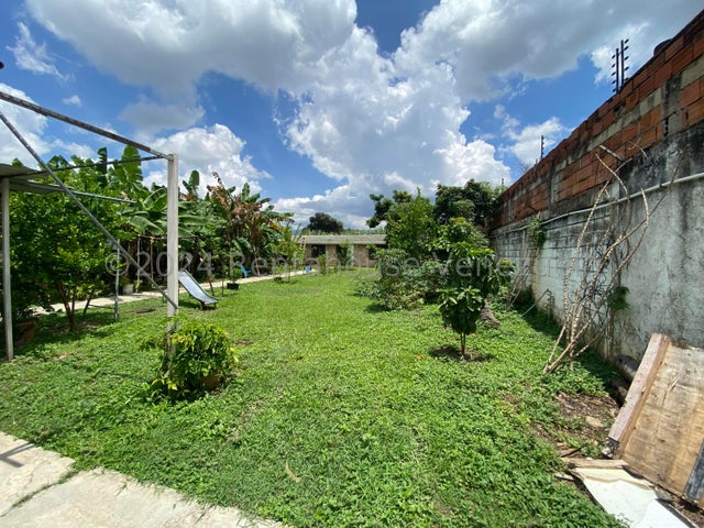 25-3527 Terreno de 700 Mts. con bienhechuría de casa para remodelar Mañongo 