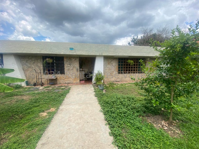 25-3527 Terreno de 700 Mts. con bienhechuría de casa para remodelar Mañongo 