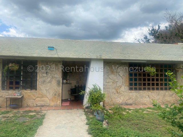 25-3527 Terreno de 700 Mts. con bienhechuría de casa para remodelar Mañongo 