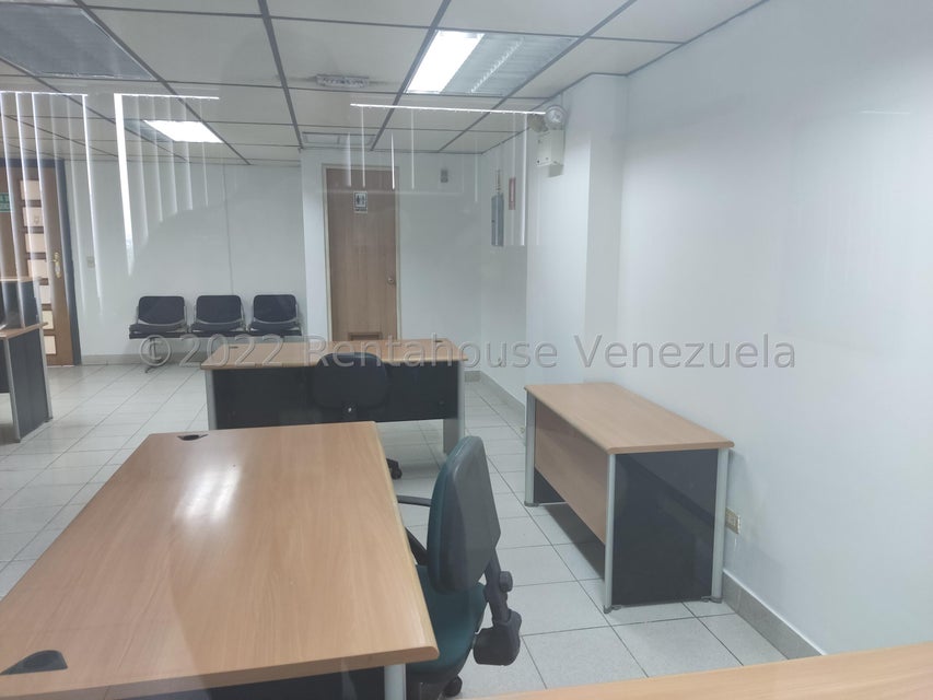 Oficina en venta en la Torre Movilnet Kerdel Valencia Carabobo Desiree Castillo Rentahouse 24-14069