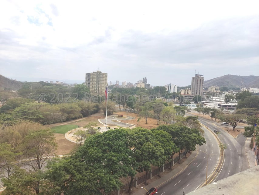 Oficina en venta en la Torre Movilnet Kerdel Valencia Carabobo Desiree Castillo Rentahouse 24-14069