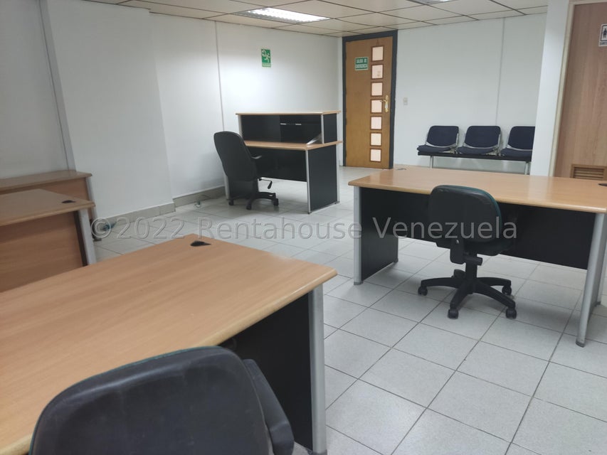 Oficina en venta en la Torre Movilnet Kerdel Valencia Carabobo Desiree Castillo Rentahouse 24-14069