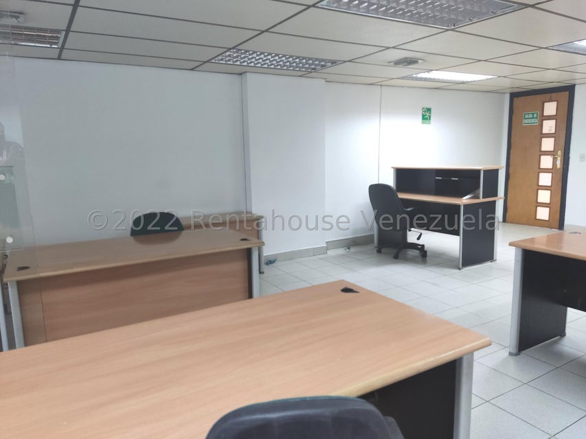 Oficina en venta en la Torre Movilnet Kerdel Valencia Carabobo Desiree Castillo Rentahouse 24-14069
