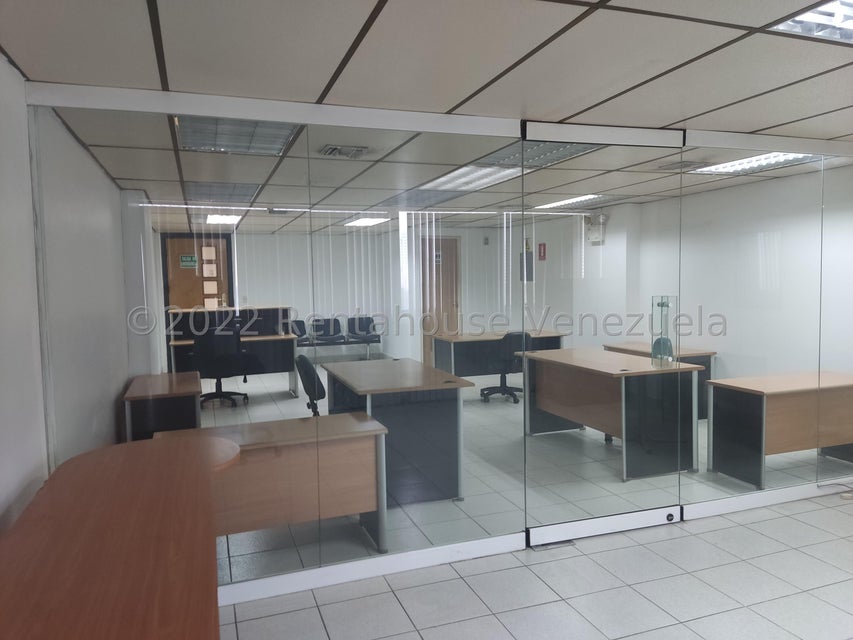 Oficina en venta en la Torre Movilnet Kerdel Valencia Carabobo Desiree Castillo Rentahouse 24-14069