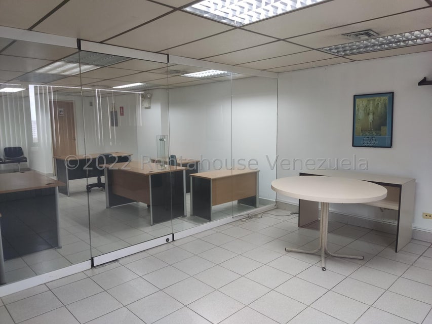 Oficina en venta en la Torre Movilnet Kerdel Valencia Carabobo Desiree Castillo Rentahouse 24-14069