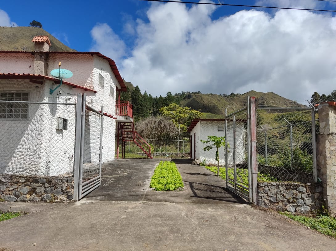 En Caripe, se vende casa con mini-apto.