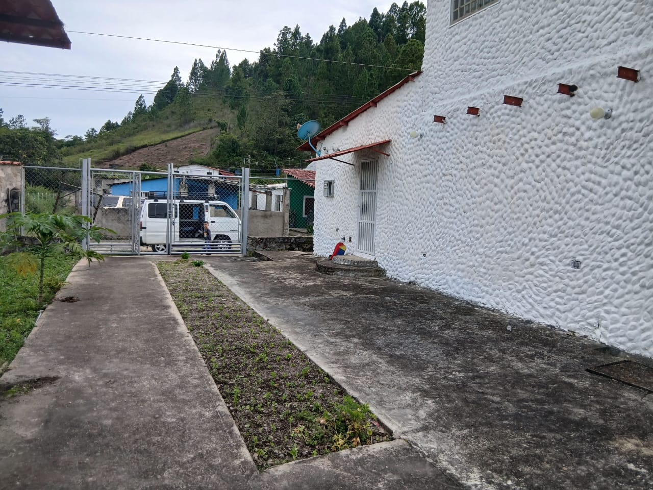 En Caripe, se vende casa con mini-apto.