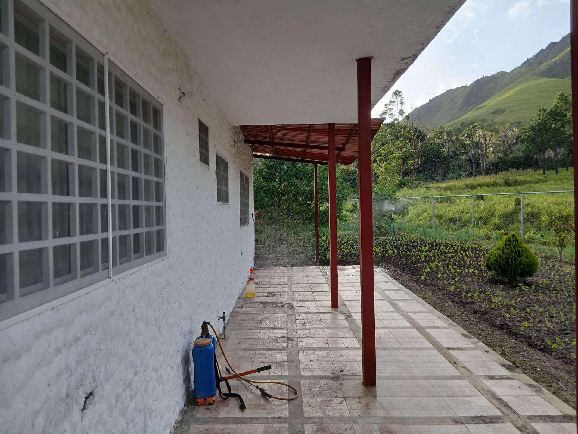 En Caripe, se vende casa con mini-apto.